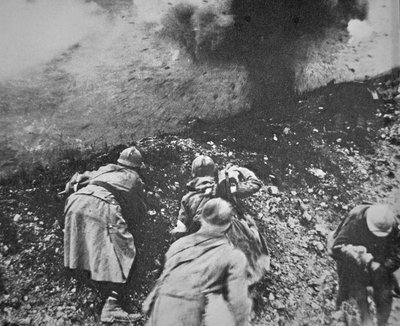 Verdun Savaşı sırasında Alman topçu ateşi altında Fransız piyade by French Photographer
