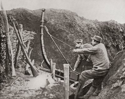 Birinci Dünya Savaşı sırasında bomba atmak için mancınık kullanan Fransız askerleri, The Illustrated War News, 1915 by French Photographer