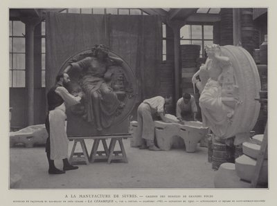 Fransa, Sevres porselen fabrikasındaki büyük parçalar galerisi (s/b fotoğraf) by French Photographer