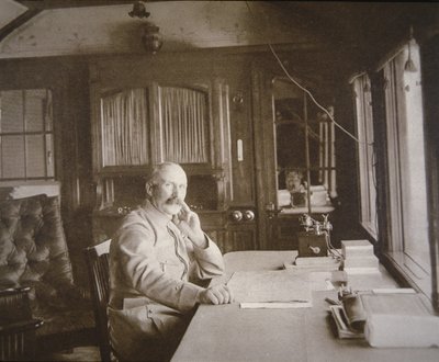 General Pétain, Şubat-Aralık 1916, Verdun Savaşı sırasında demiryolu vagon salonundaki karargahında (s/b fotoğraf) by French Photographer