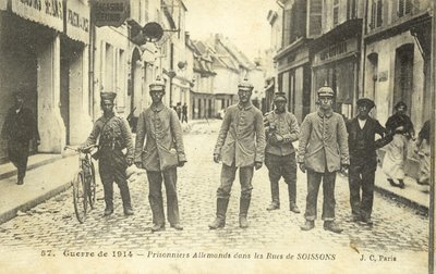 Soissons, Fransa, Birinci Dünya Savaşı sokaklarındaki Alman mahkumlar (s/b fotoğraf) by French Photographer