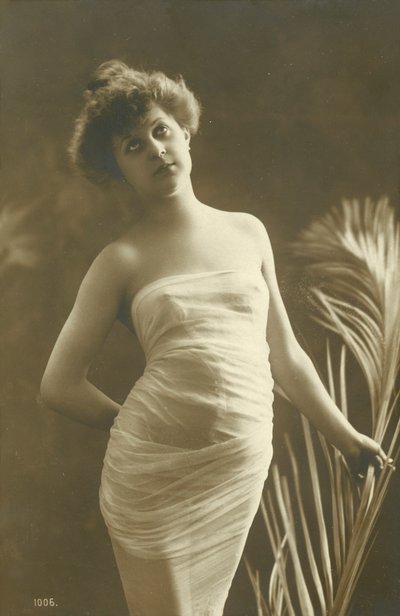 Kız, bir çarşafla kaplı, özlem dolu bir ifadeyle by French Photographer