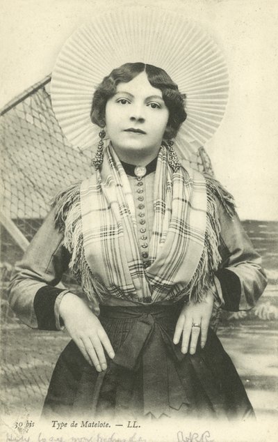 Matalot gibi giyinmiş kız (renkli taş) by French Photographer