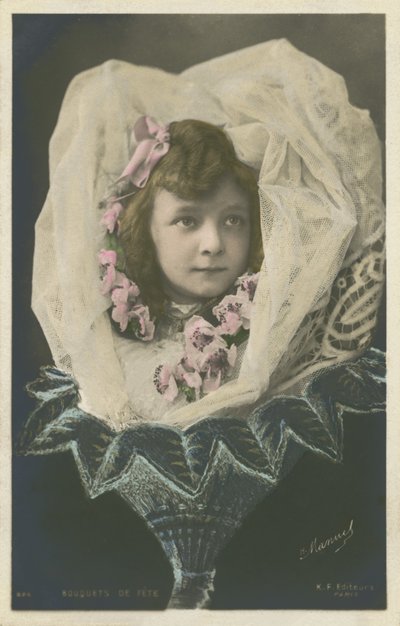 Bir çiçekteki kız (renkli fotoğraf) by French Photographer