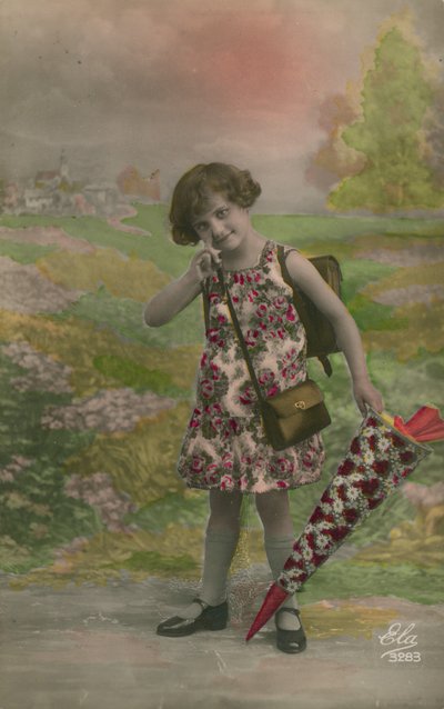 Çiçeklerle süslenmiş koni taşıyan çiçekli elbiseli kız by French Photographer
