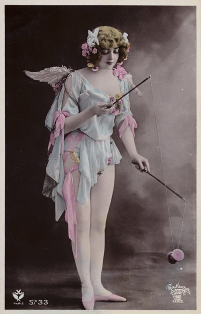 Diabolo ile oynayan kız by French Photographer