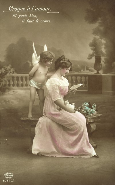 Aşk mektubu okuyan kız, Cupid omzunun üzerinden bakıyor. by French Photographer