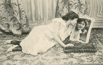 Aynada kendine gülümseyen kız (s/b fotoğraf) by French Photographer