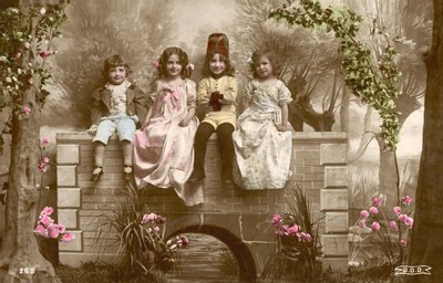 Köprünün kenarında oturan kızlar ve erkekler by French Photographer