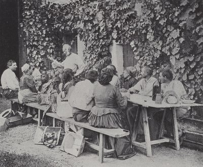 Öğle yemeği yiyen üzüm toplayıcıları (s/b fotoğraf) by French Photographer