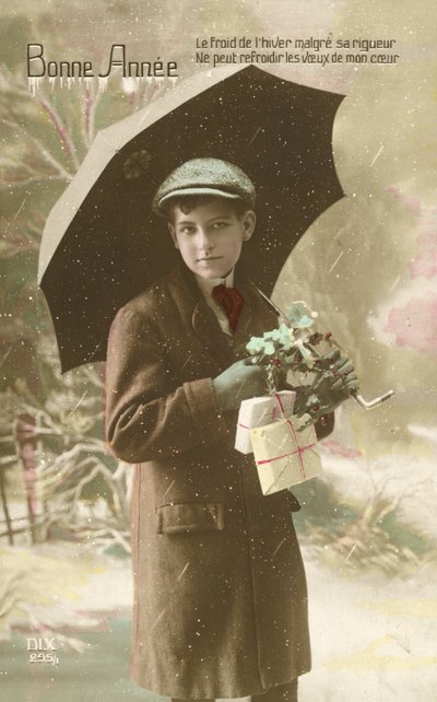 Yakışıklı, iyi giyimli çocuk, elinde şemsiyeyle karda duruyor (renkli fotoğraf) by French Photographer
