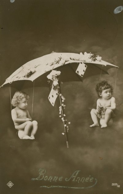 1913 yılında gönderilen bir şemsiyeden sarkan iki bebek ile Mutlu Yıllar kartı by French Photographer