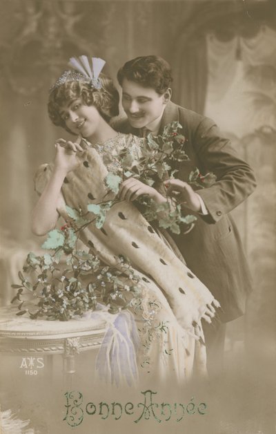 Romantik çiftin ökseotu tutan yeni yıl tebrik kartı, 1913 (el renkli fotoğraf) by French Photographer