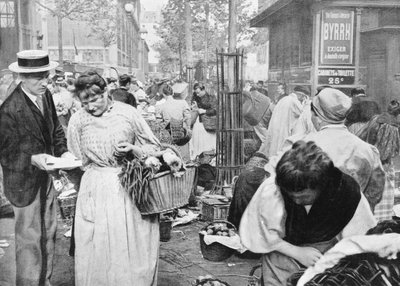 Alıcılar ve satıcılar arasında Hawker, Les Halles, Paris, 1896 by French Photographer