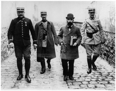 Henri Desire Landru (1869-1922) ve üç polis memuru, 1919 dolayları by French Photographer