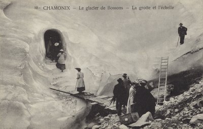 Buz mağarası ve merdiveni, Bossons Glacier, Chamonix, Fransa (s/b fotoğraf) by French Photographer