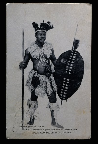 Kiki, kırık cam üzerinde çıplak ayakla performans sergileyen dansçı, Buffalo Bill (William Frederick Cody) by French Photographer