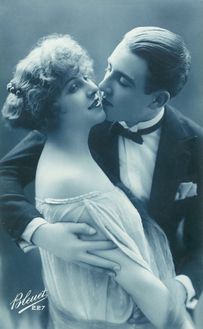 Öpüşen çift (s/b fotoğraf) by French Photographer
