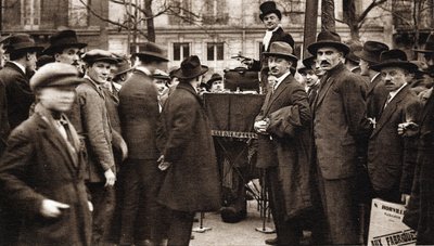 Les petits metiers de Paris: le camelot du boulevard. by French Photographer