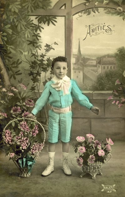 Mavili küçük çocuk (renkli fotoğraf) by French Photographer