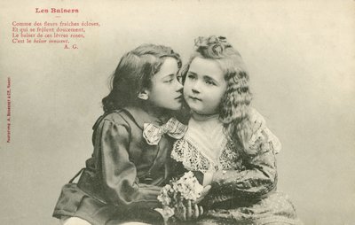 Küçük çocuk küçük bir kızı öpüyor (s/b fotoğraf) by French Photographer
