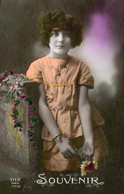 Turuncu küçük kız (renkli fotoğraf) by French Photographer