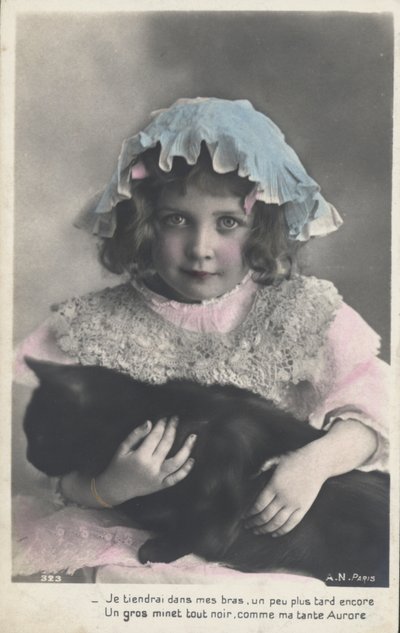 Bir kedi ile küçük kız by French Photographer