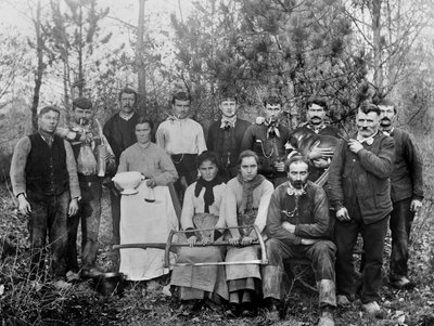 Aileleriyle birlikte ağaç kesme kampı, Chaumont bölgesi, Haute Marne, yaklaşık 1880. Ducos Koleksiyonu. by French Photographer