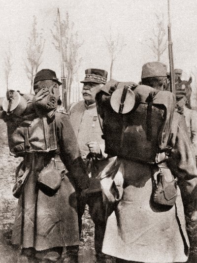 Mareşal Joseph Jacques Césaire Joffre birliklerini teftiş ederken, The Illustrated War News, 1915 by French Photographer