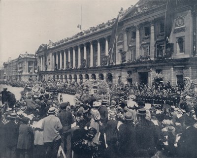 Paris: Çelenk yüklü savaş arabaları (s/b fotoğraf) by French Photographer