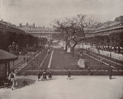 Paris: Palais Royal Bahçesi (s/b fotoğraf) by French Photographer