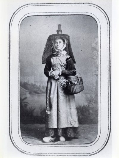 Fransız bölgesel kostümünü gösteren fotoğraflı kartvizit, c.1860-70 (s/b fotoğraf) by French Photographer