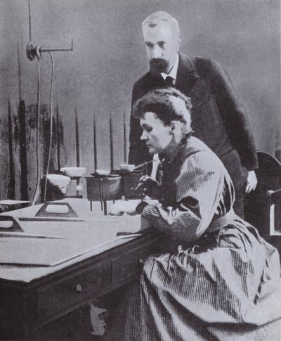 Radium'u keşfeden Pierre ve Marie Curie, Paris Üniversitesi'ndeki laboratuvarlarında, 1898 by French Photographer