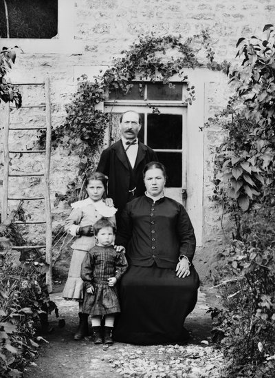 Bourmont en Haute Marne civarında bir ailenin portresi. 19. yüzyılın sonlarında fotoğraf. Ducos Koleksiyonu. by French Photographer