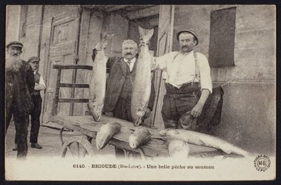 Brioude, Haute-Loire, 1900 dolaylarında iyi bir somon balığı avını gösteren kartpostal by French Photographer