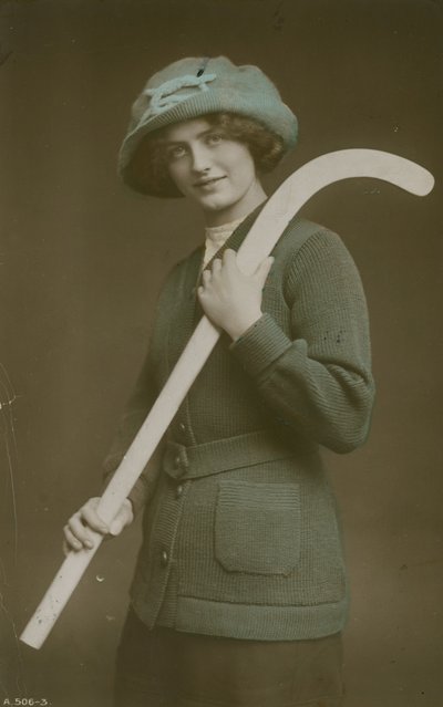 Omzunda bir hokey sopası taşıyan genç bir kadının 1913