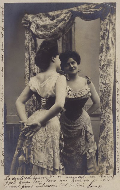 Aynada kendine hayran olan güzel kız by French Photographer