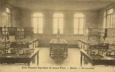 İlkokul banyosu, Hirson (s/b fotoğraf) by French Photographer