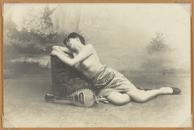 Mandolinli uzanmış kadın, 1895 dolayları (jelatin gümüş baskı) by French Photographer
