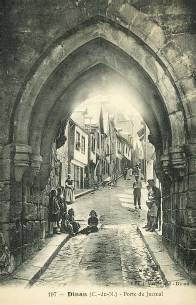 Rue du Jerzual, Dinan (s/b fotoğraf) by French Photographer