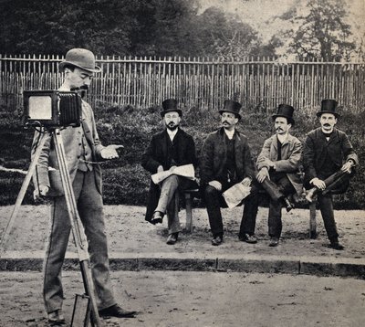 Bir fotoğrafçının hayatından bir sahne, “fotoğrafçı fotoğrafçılığı”. Fotoğraf, 19. yüzyıl sonu, Paris. Kol. Selva. by French Photographer