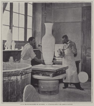 Fransa, Sevres porselen fabrikasında bir vazoya sprey emaye kaplama (s/b fotoğraf) by French Photographer