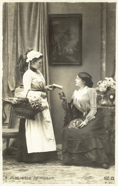 Evin hanımı hizmetçisine talimat veriyor (s/b fotoğraf) by French Photographer