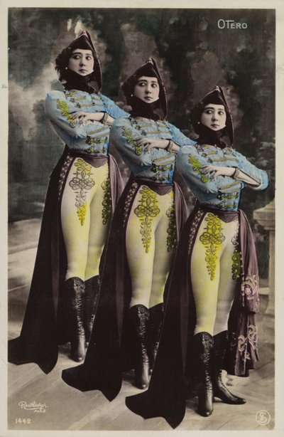 Üç özdeş kadın by French Photographer