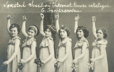 Gülümseyen genç kadın dansçılar topluluğu by French Photographer