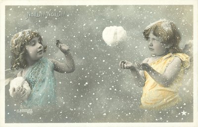 Birbirlerine kartopu atan iki kız melek by French Photographer