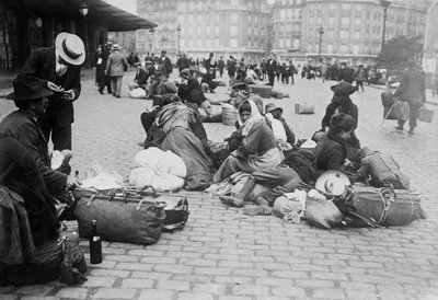 Savaş zamanı mülteciler, Gare de Lyon, Paris, 1914 by French Photographer