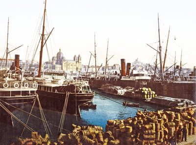 Arka planda Marsilya Katedrali ile Marsilya rıhtımında şarap fıçıları ve tekneler, pub. 1890-1900 by French Photographer