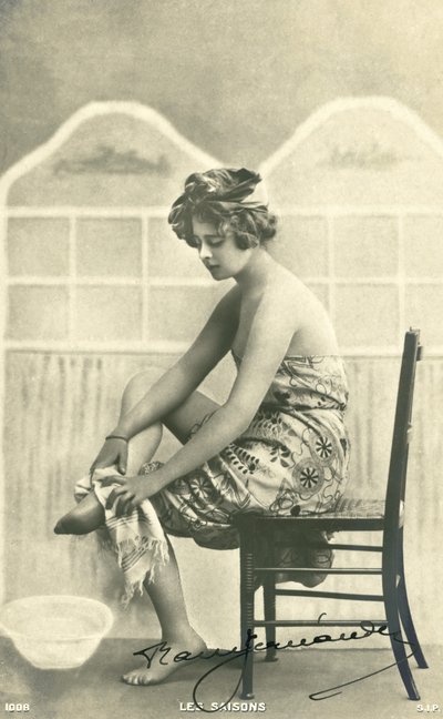 Banyo havlulu kadın (s/b fotoğraf) by French Photographer