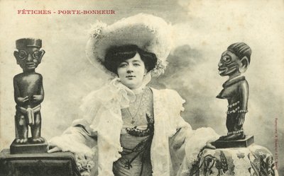 Afrika heykelcikli kadın (s/b fotoğraf) by French Photographer